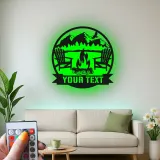 Insegna in metallo personalizzata con scena di montagna e LED per amanti dell'outdoor