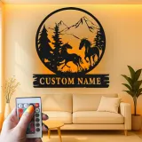 Insegna in metallo personalizzata con LED per cavallo | Arte murale per ranch personalizzata | Decorazione montana con cavalli in corsa per cabin e casa