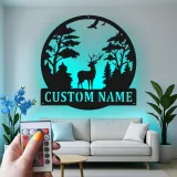 Insegna in metallo personalizzata con scena di cervo e luce LED, regalo per amanti della natura, decorazione per cabine o lodge