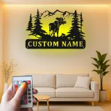 Insegna in metallo personalizzata con alce e LED | Arte faunistica da parete per decorazione di cabin | Targa con nome rustico per lodge