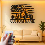 Arte mural LED de metal de piloto de karting | Letrero personalizado con nombre para carreras | Decoración con bandera americana para garaje, cueva del hombre o habitación de niño