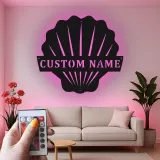 Cartel LED de Concha de Vieira | Decoración Costera Personalizada para Casa de Playa | Arte Náutico de Pared Personalizado | Placa de Nombre Inspirada en Art Deco para Baño