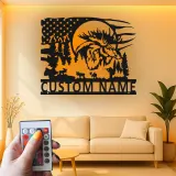 Arte in metallo personalizzata con alce | Insegna LED retroilluminata per decorazioni da cabin | Regalo rustico per cacciatori | Scena della foresta con bandiera USA
