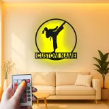 Insegna LED personalizzata per ragazza karateka | Arte murale in metallo per arti marziali | Arredo palestra per combattente donna | Regalo per lei