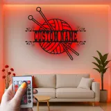 Cartel personalizado con nombre para tejedora | Arte mural LED de metal para salas de manualidades | Decoración personalizada de lana y agujas