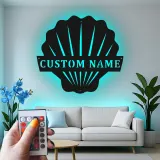 Cartel LED de Concha de Vieira | Decoración Costera Personalizada para Casa de Playa | Arte Náutico de Pared Personalizado | Placa de Nombre Inspirada en Art Deco para Baño