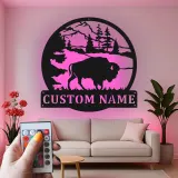 Personalisierte Bison-Bergszene LED-beleuchtetes Metallschild Geschenk für Naturliebhaber Rustikale Hütten-Dekoration