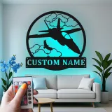 Arte murale LED in metallo con jet da combattimento | Insegna personalizzata per pilota militare | Decorazione con nome Air Force per ufficio o sala hobby
