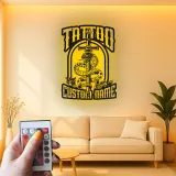 Panneau de Studio de Tatouage Personnalisé | Décoration Murale en Métal Rétroéclairée avec Serpent Gothique & Dague | Décor de Tatouage Personnalisé pour Artistes