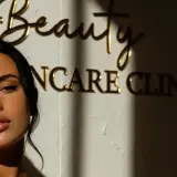 Insegna in Acrilico Specchio Oro per Aziende | Insegna Personalizzata 3D Tagliata al Laser per Ricezione | Branding Premium per Saloni e Uffici