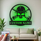 Panneau en métal personnalisé de travailleur de la construction | Art mural LED de crâne pour man cave | Cadeau personnalisé pour constructeur avec casque de sécurité et outils croisés