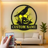 Insegna in metallo LED personalizzata con corvo e zucca per Halloween - regalo spettrale per amanti di Halloween, decorazione per case infestate