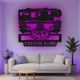 Insegna in metallo LED personalizzata con scena di campeggio RV, regalo per camper, decorazione per avventure all'aperto