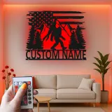 Décoration murale en métal personnalisée Bigfoot avec rétroéclairage LED - Cadeau unique pour les passionnés de plein air - Décor de cabane rustique