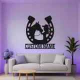 Insegna LED Cavallo e Ragazza Personalizzata | Arte da Parete in Metallo a Forma di Ferradura | Decorazione Equestre per Stanza del Cavaliere | Regalo per Amante dei Cavalli
