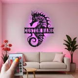 Insegna in Metallo Personalizzata Cavalluccio Marino | Arte Murale LED con Nome | Decorazione per Casa Costiera | Regalo per Casa al Mare
