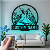 Insegna in metallo personalizzata con coppia di cardinali e luce LED - Regalo per amanti degli uccelli - Decorazione per soggiorno e natura 1