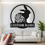 Insegna in metallo floreale con coniglio | Arte murale LED con nome personalizzato | Decorazione per cameretta con coniglietto | Regalo personalizzato per chi ama i conigli