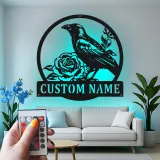Individuelles Raben-Metallschild | Personalisierte gotische Rosen-Wandkunst | LED-beleuchtete Vintage-Vogel-Dekoration für Zuhause oder Büro