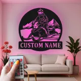 Arte murale in metallo per pilota di motoslitta | Insegna LED personalizzata per garage o man cave | Regalo per sport invernali per lui