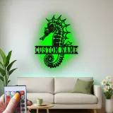 Insegna in metallo personalizzata con cavalluccio marino e LED | Arte murale nautica personalizzata | Decorazione per casa al mare e targhetta per soggiorno costiero