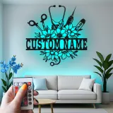 Personalisierte Krankenschwester-Schild mit LED-Licht | Metall-Wandkunst | Florales Stethoskop-Dekor für Klinik & Büro | Geschenk für Pflegekräfte