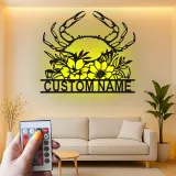 Personalisierte Krabbe mit Blumenmotiv – LED-Metall-Wandkunst, Küstengeschenk für Strandhaus-Deko