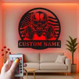 Insegna LED per palestra con teschio e manubrio | Arte murale in metallo personalizzata per home gym | Regalo per sollevatori di pesi con bandiera americana