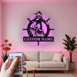Cartel LED náutico de metal | Decoración mural personalizada con faro y timón | Decoración marítima personalizada para casa de playa