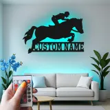 Art mural en métal LED de saut d'obstacles | Panneau équestre personnalisé | Cadeau de nom personnalisé pour amoureux des chevaux et cavaliers