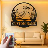 Insegna in metallo personalizzata con Airone e luci LED | Arte murale di fauna selvatica personalizzata | Decorazione per casa al lago e patio esterno