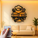 Personalisiertes Metall-Wandbild mit Kochmütze und LED-Beleuchtung – Küchen-Geschenk mit Namen