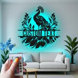 Arte murale in metallo con pavone | Insegna personalizzata con nome e luce LED | Arredo elegante per ingresso | Regalo con silhouette floreale