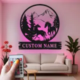 Insegna in metallo personalizzata con LED per cavallo | Arte murale per ranch personalizzata | Decorazione montana con cavalli in corsa per cabin e casa