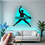 Cartel de metal personalizado de lanzadora de softball | Luz LED de nombre para habitación de chicas | Regalo personalizado para atleta | Arte mural deportivo femenino