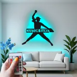 Cartel de metal personalizado con luz LED de lanzadora de softbol, regalo personalizado para atletas, decoración para sala de deportes