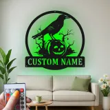 Insegna in metallo LED personalizzata con corvo e zucca per Halloween - regalo spettrale per amanti di Halloween, decorazione per case infestate