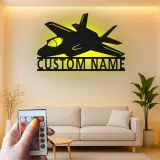 Insegna in metallo personalizzata con jet da combattimento e luce LED, regalo personalizzato per piloti, decorazione per hangar o ufficio