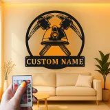 Personalisierte LED Metall-Wandkunst mit Bergmannshelm und Pickaxe – Geschenk für Bergleute, Man Cave oder Garagendekor
