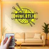 Cartel personalizado con nombre para tejedora | Arte mural LED de metal para salas de manualidades | Decoración personalizada de lana y agujas