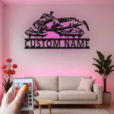 Arte mural de metal LED de moto de nieve | Cartel de nombre personalizado para piloto | Decoración de deportes de invierno personalizada para cabaña y garaje | Regalo para motos de nieve
