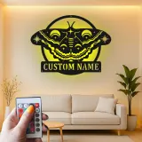 Luna Moth LED Metallschild | Personalisierte Wandkunst | Himmlisches Mond-Dekor für Salon, Studio & Boho-Interieur