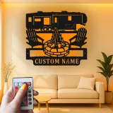Insegna in metallo LED personalizzata con scena di campeggio RV, regalo per camper, decorazione per avventure all'aperto