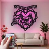 Insegna LED Personalizzata con Moto | Arte Murale in Metallo per Coppia Biker | Silhouette di Cruiser Illuminata | Regalo per Decorazione Garage