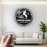 Insegna LED in metallo personalizzata | Arte murale con silhouette femminile | Logo aziendale retroilluminato per spa, centro massaggi, salone | Decorazione profilo donna farfalla