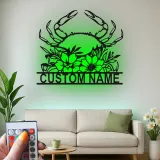 Personalisierte Krabbe mit Blumenmotiv – LED-Metall-Wandkunst, Küstengeschenk für Strandhaus-Deko