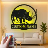 Arte Murale in Metallo LED con Rinoceronte Personalizzato | Insegna Safari con Nome per Soggiorno | Decorazione Faunistica Retroilluminata per Ufficio e Amanti degli Animali