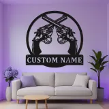 Personalisierte Metalltafel mit gekreuzten Revolvern | LED-beleuchtete Wandkunst für den Männerraum | Vintage Waffenzimmer Dekor | Einzigartiges Geschenk für Ihn