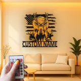 Insegna in metallo LED personalizzata con cervo e bandiera americana - Regalo personalizzato per cacciatori, decorazione rustica per cabin