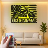 Insegna in Metallo Personalizzata con Moto Cruiser | Arte Murale LED con Bandiera Americana | Regalo Personalizzato per Biker | Decorazione per Caverna degli Uomini